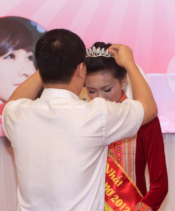 Ông Nguyễn Tiến Bình, Tổng Biên tập Báo điện tử Giáo dục Việt Nam trao vương miện cho Nữ sinh trong mơ 2012 Hồ Thị Phương Thảo